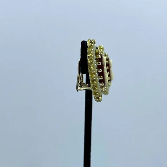 Gorgeous and Unique Vintage Cameo Upside Down Clip On Earrings - Picture 3 of 7